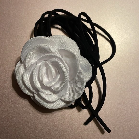 Jane Chic Designs Rose Cameo - Picture 3 of 3